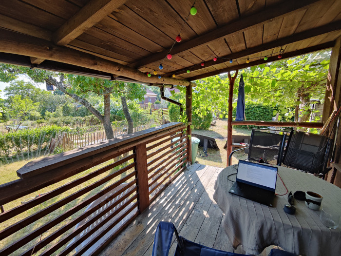 Draußen lärmt hingegen die Außeneinheit unserer Klimaanlage. Aber wenigstens ist der Blick schön! (Bild: Martin Wolf/Golem.de)