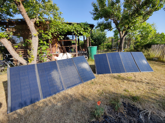 Wir richten die Paneele im Laufe des Tages mehrfach neu aus. (Bild: Martin Wolf/Golem.de)