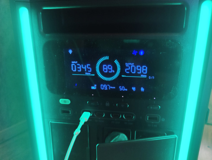 Bis zu 3000 Watt können die Akkus abgeben. (Bild: Martin Wolf/Golem.de)