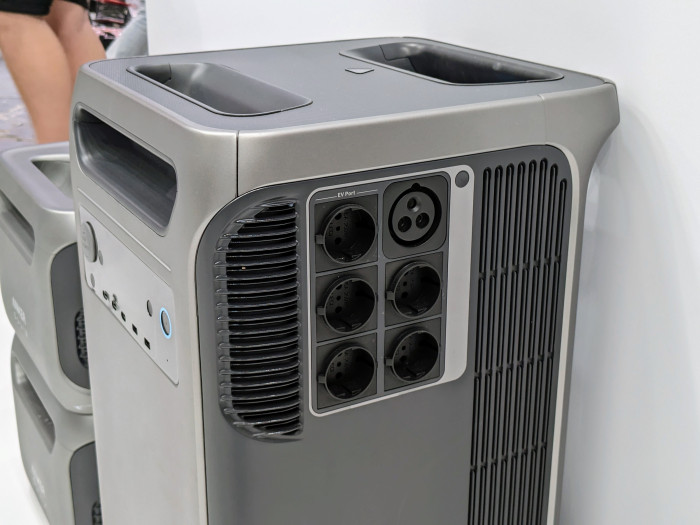 Die Solix F3800 bietet eine Reihe an Wechselstromanschlüssen. (Bild: Tobias Költzsch/Golem.de)