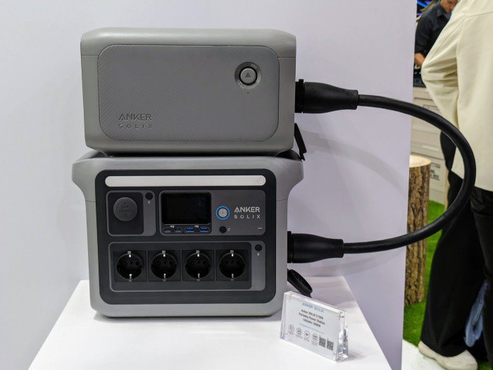 Die Solix C1000 kann mit einem externen Akku erweitert werden. (Bild: Tobias Költzsch/Golem.de)