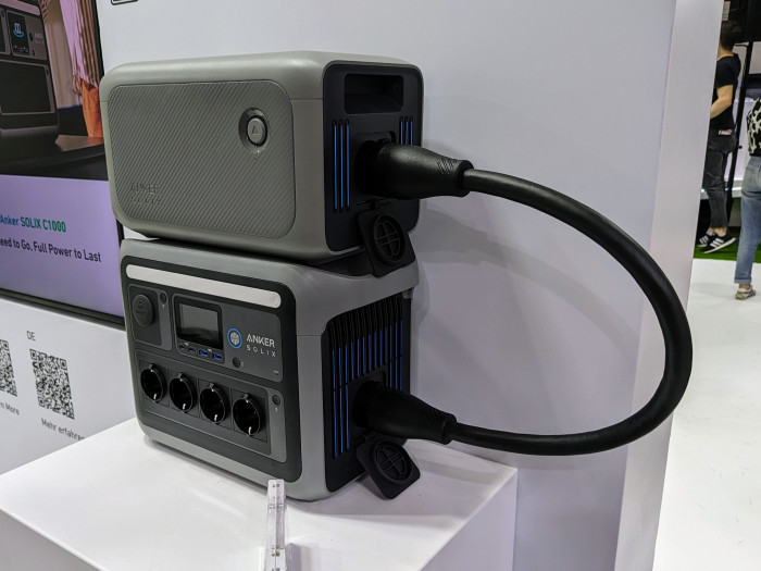 Der externe Akku wird per Kabel mit der Solix C100 verbunden. (Bild: Tobias Költzsch/Golem.de)