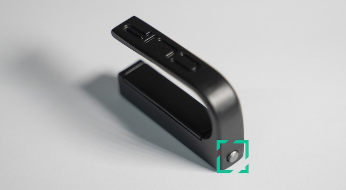 Auf der Unterseite sind Touch-Sensoren eingebaut, der Button deaktiviert die Clip Mouse auf Knopfdruck. (Bild: Clip Mouse/Kickstarter)