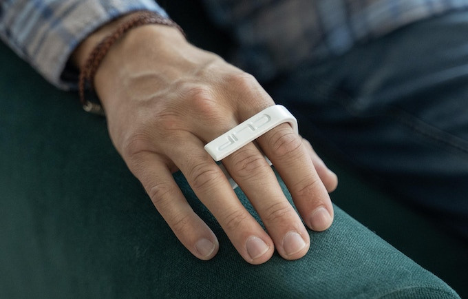 Da die Clip Mouse eingebaute Touch-Sensoren und ein Gyroskop verwendet, ist keine spezielle Oberfläche für die Nutzung nötig. (Bild: Clip Mouse/Kickstarter)