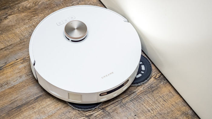 Bei Kantenfahrten schwenkt der rechte Wischmopp aus, damit er bis an den Rand gelangt. Der linke Wischmopp bleibt, wo er ist. (Bild: Berti Kolbow-Lehradt)