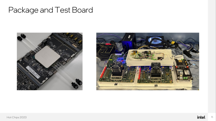 Fertig verpackt: Ein Chip mit angeschlossenen Lichtleitern, daneben das aktuelle Testsystem (Bild: Intel)