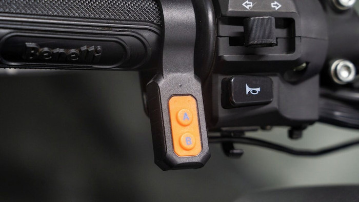 Das Navicam CL876 kann auch über eine kleine Fernbedienung gesteuert werden. (Bild: Spedal)