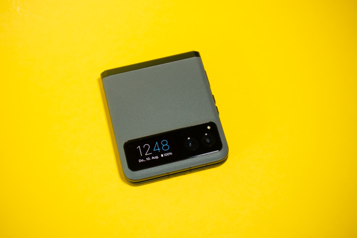 Das Razr 40 hat, im Unterschied zum Ultra-Modell, nur ein kleines Display auf der Vorderseite - ist dafür aber auch 300 Euro günstiger. (Bild: Tobias Költzsch/Golem.de)