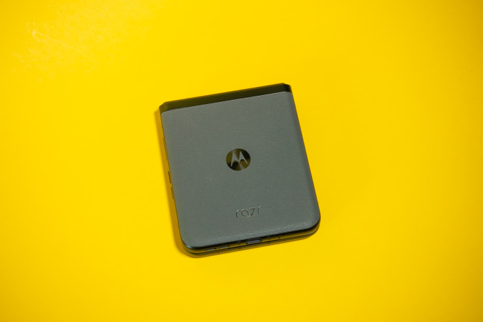 Das Razr 40 hat eine Kunstlederoberfläche, die sich griffig anfühlt. (Bild: Tobias Költzsch/Golem.de)