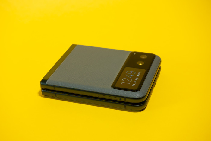 Das Razr 40 schließt ohne Lücke. (Bild: Tobias Költzsch/Golem.de)