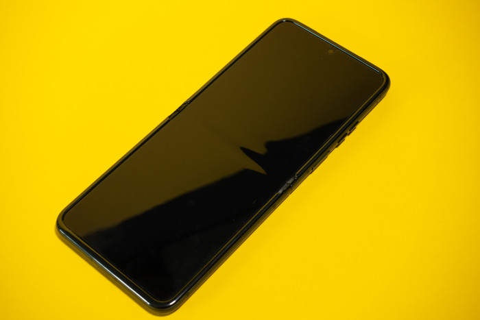 Bei ausgeschaltetem Display ist der Knick zu erkennen. (Bild: Tobias Költzsch/Golem.de)