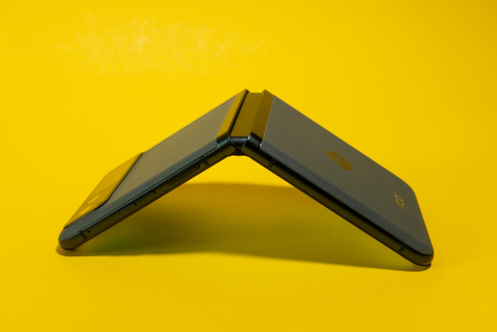 Das Scharnier ist stabil, macht aber mitunter etwas gewöhnungsbedürftige Geräusche. (Bild: Tobias Költzsch/Golem.de)