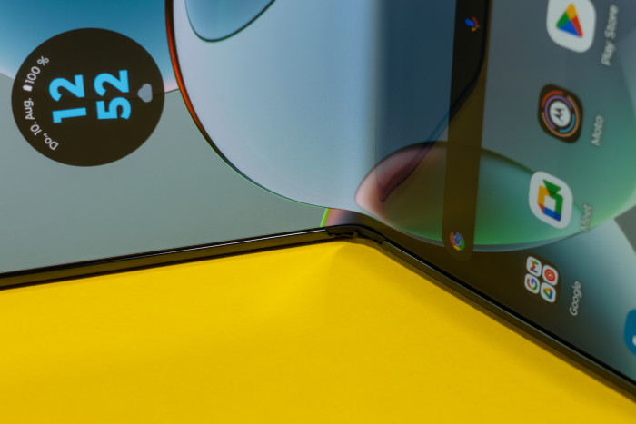 Das Razr 40 ist vor Staub geschützt, nicht aber vor Untertauchen in Wasser. (Bild: Tobias Költzsch/Golem.de)