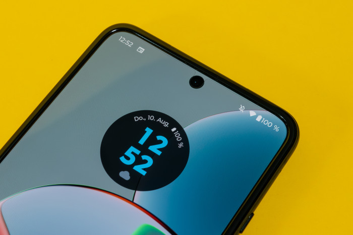 Die Frontkamera ist in einem Loch im Display verbaut. (Bild: Tobias Költzsch/Golem.de)