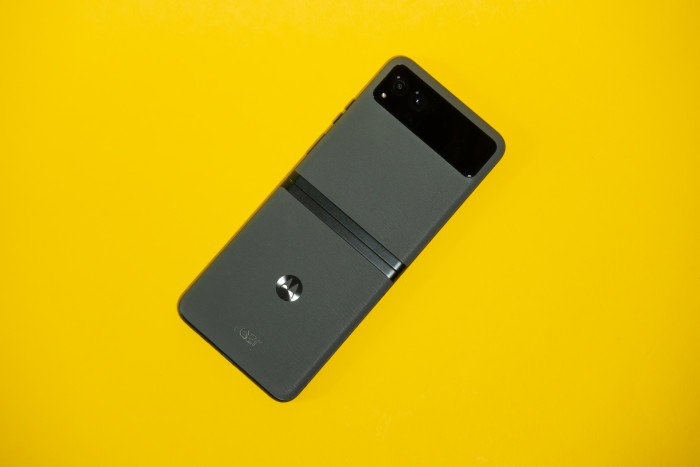 Die Rückseite des aufgeklappten Razr 40 (Bild: Tobias Költzsch/Golem.de)