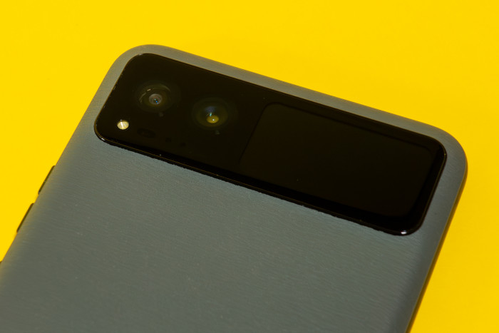 Die Dualkamera ist neben dem kleinen Display verbaut. (Bild: Tobias Költzsch/Golem.de)