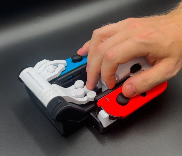 Anschließend können Nutzer die Switch mit einer Hand verwenden. (Bild: Akaki Kuumeri)