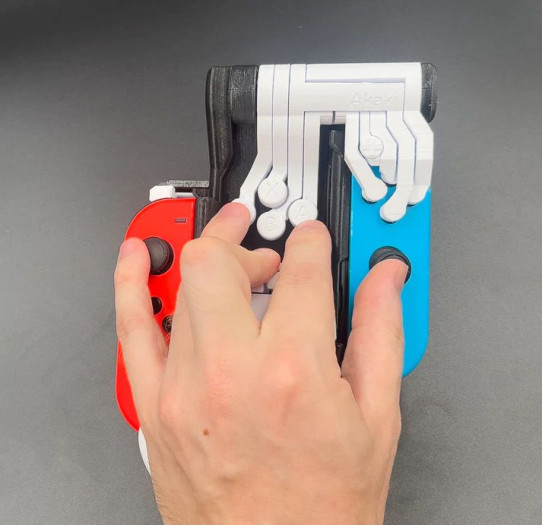 Die Buttons werden über Hebel bedient, die Joysticks mit dem Daumen und dem kleinen Finger. (Bild: Akaki Kuumeri)