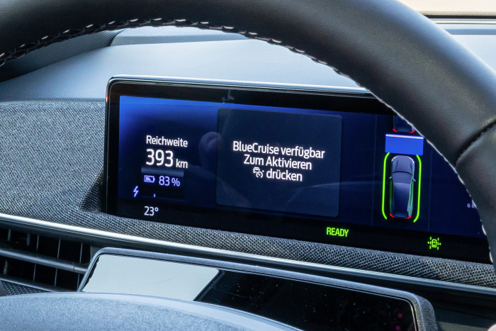 Das System ist nur auf Autobahnstrecken außerhalb von Tunneln und Abzweigungen verfügbar. (Foto: Ford)