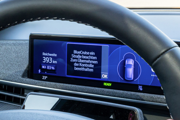 Bei aktiviertem Bluecruise muss der Fahrer permanent das Verkehrsgeschehen beobachten. (Foto: Ford)