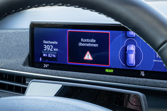 Nach weiteren acht Sekunden wird der Fahrer aufgefordert, die Kontrolle zu übernehmen. (Foto: Ford)