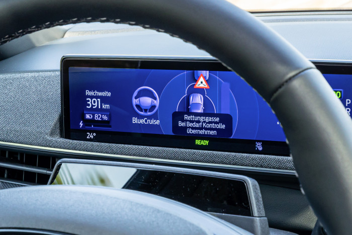 Im Stau bildet das System automatisch eine Rettungsgasse. (Foto: Ford)