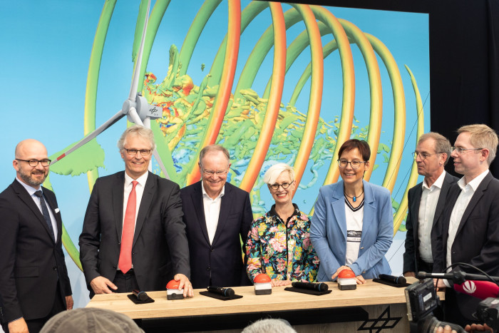 Die Eröffnung am 15. August 2023 nahmen vor: Rüdiger Eichel vom Niedersächsischen Wissenschaftsministerium, Karsten Lemmer aus dem DLR-Vorstand, der niedersächsische Ministerpräsident Stephan Weil, DLR-Chefin Anke Kaysser-Pyzalla, DLR-Vorstandsvorsitzende, DLR-Bereichsvorständin Meike Jipp, Enercon-Chef Jürgen Zeschky und Forwind-Chef Stephan Barth (v.l.n.r.)  (Bild: Werner Pluta/Golem.de)