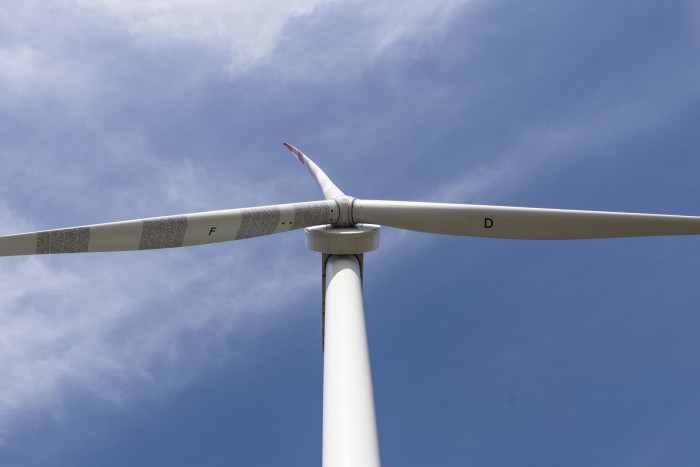 Der Forschungswindpark besteht nur aus zwei Windrädern. (Bild: Werner Pluta/Golem.de)