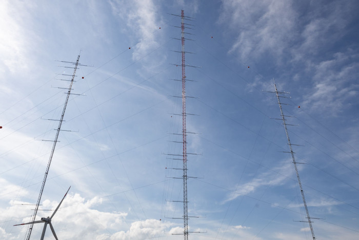 Das Besondere ist die Sensorik: Drei Masten sind voll mit Sensoren. (Bild: Werner Pluta/Golem.de)