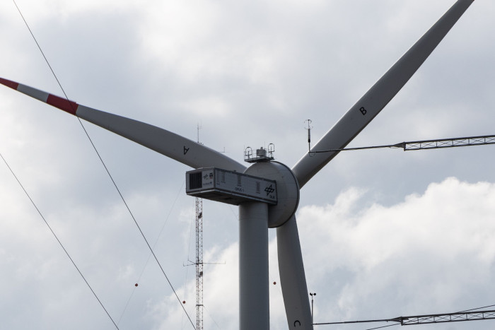 Auf einem der Windräder steht ein Lidar für eine kurzfristige Windvorhersage.  (Bild: Werner Pluta/Golem.de)