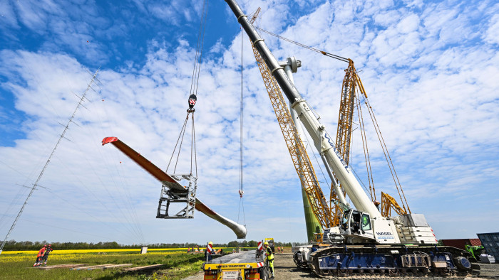 Montage der Rotorblätter (Bild: DLR)