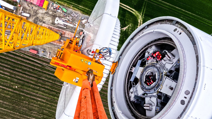 Montage der Rotorblätter (Bild: DLR)