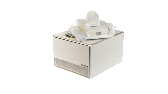 Der Projektor samt Zubehör. Die Linse ist durch eine motorisierte Abdeckung geschützt. (Bild: Martin Wolf/Golem.de)