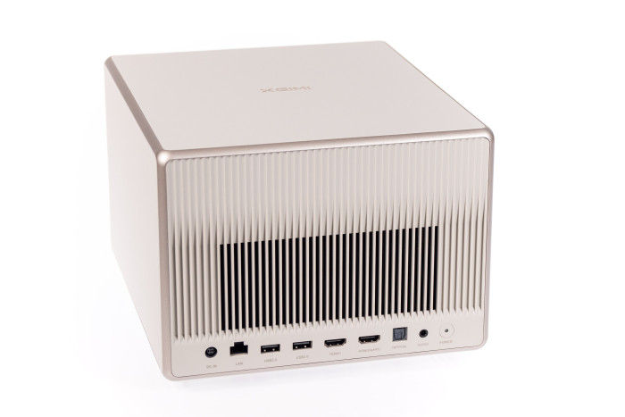 Auf der Rückseite befinden sich neben dem Luftauslass ein Ein-Schalter und die Ports. (Bild: Martin Wolf/Golem.de)