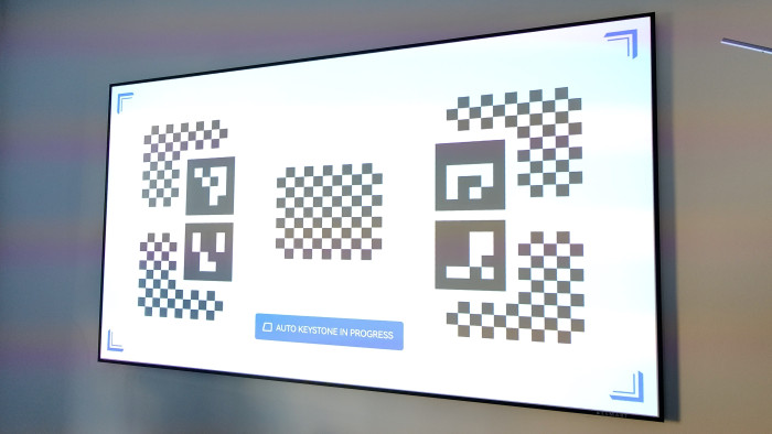 Der Projektor erkennt eine Leinwand und richtet das Bild automatisch aus. (Bild: Martin Wolf/Golem.de)