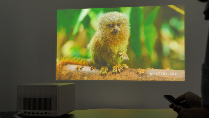 Selbst auf einer normalen Wand lässt sich der Horizon Ultra problemlos nutzen. (Bild: Martin Wolf/Golem.de)