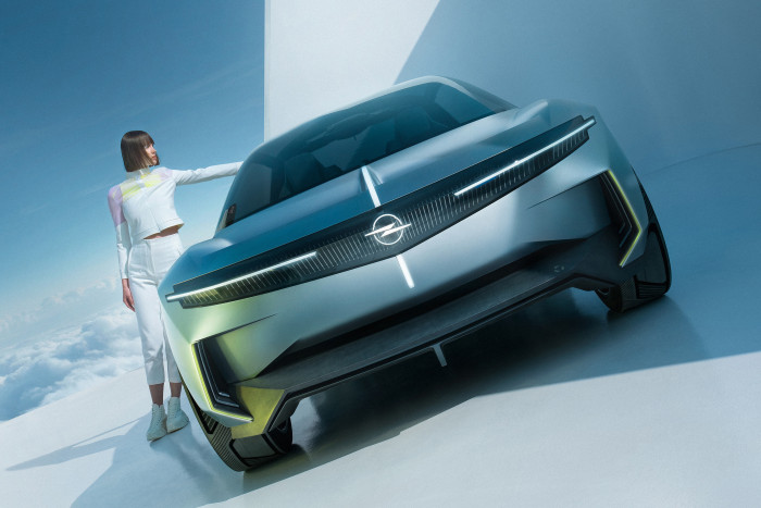 Die Fronthaube ziert der klassische Opel-Blitz, der von Lichtstreifen in Form eines Kompasses umrahmt wird. (Grafik: Opel)