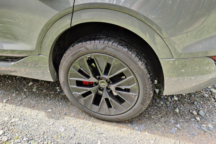 Das Fahrwerk lässt sich auf eine Bodenfreiheit von 254 Millimetern anheben. (Foto: Friedhelm Greis/Golem.de) 