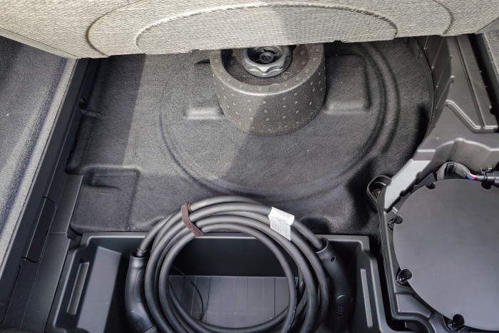 Unter dem Kofferraumboden befindet sich ebenfalls Stauraum. (Foto: Friedhelm Greis/Golem.de) 
