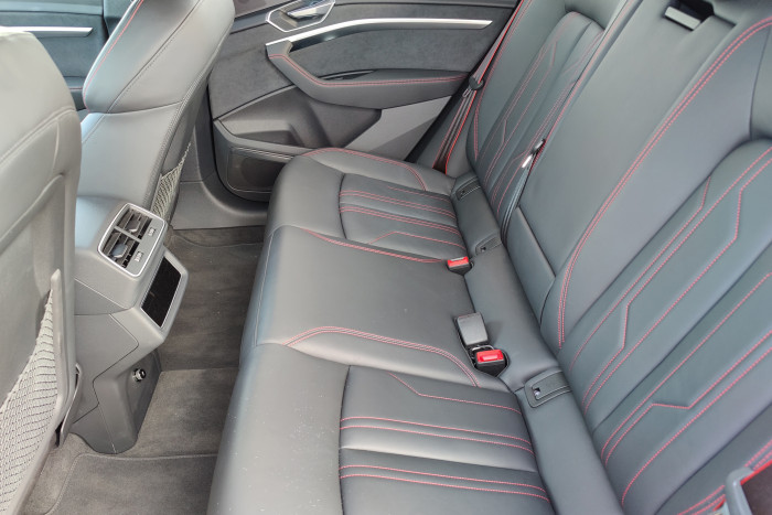 Der Radstand von 2,928 Metern soll ausreichend Beinfreiheit auf den hinteren Sitzen ermöglichen. (Foto: Friedhelm Greis/Golem.de) 