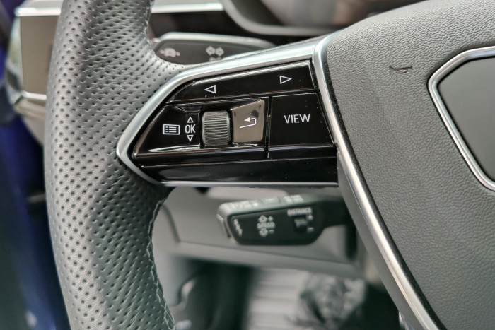 Mit dem linken Bedienfeld am Lenkrad lässt sich die Anzeige im Fahrerdisplay verändern. (Foto: Martin Wolf/Golem.de) 
