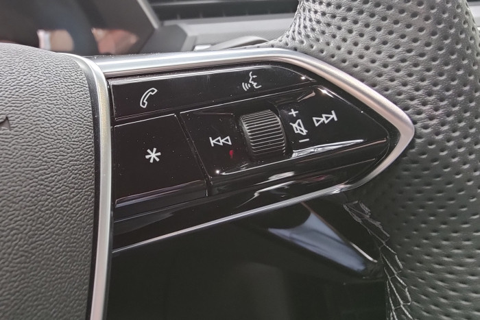 Das rechte Bedienfeld dient zur Steuerung von Telefon und Medienwiedergabe. (Foto: Martin Wolf/Golem.de) 