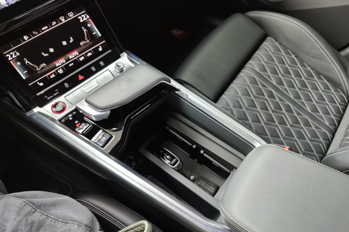 Das untere Display der Mittelkonsole dient zur Steuerung der Klimaanlage und zur Eingabe von Texten. (Foto: Martin Wolf/Golem.de)