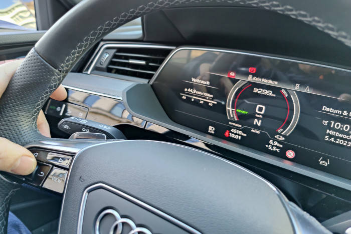 Das Fahrerdisplay ist mit 12,3 Zoll Bilddiagonale recht groß und übersichtlich. (Foto: Martin Wolf/Golem.de) 