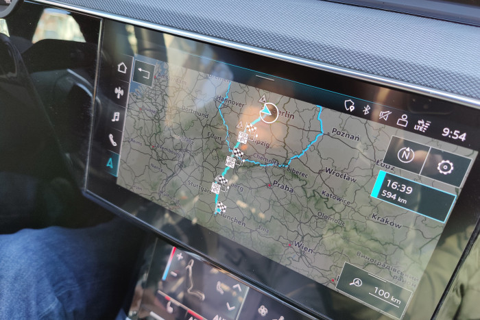 Eher klein im Vergleich zu anderen Oberklassemodellen ist das Touchdisplay des Infotainments mit 10,1 Zoll Bilddiagonale. (Foto: Martin Wolf/Golem.de)
