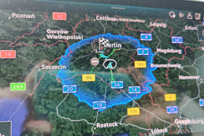 Der blaue Umkreis zeigt die Reichweite anhand des aktuellen Ladezustands an. (Foto: Friedhelm Greis/Golem.de) 