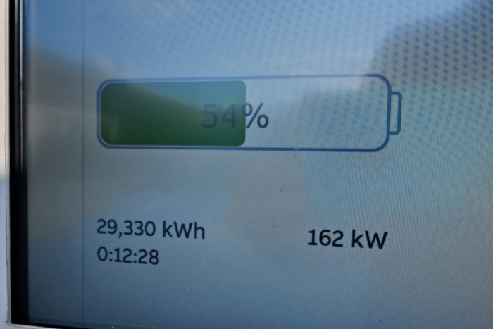 Die maximale von uns beobachtete Ladeleistung betrug 162 kW. Bis zu 170 kW sollen möglich sein. 