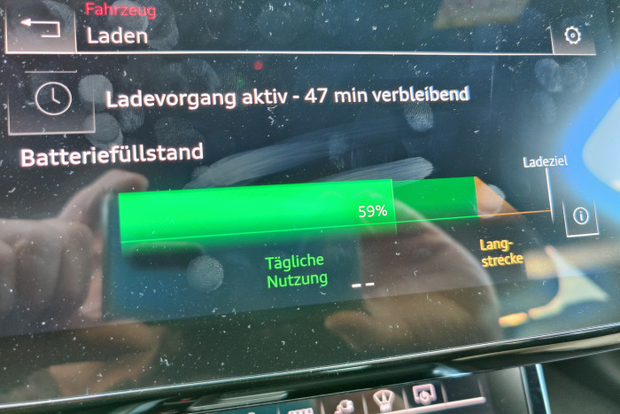 Im Infotainment gibt es nur wenige Daten zu Verbrauch und Ladeverhalten. (Foto: Friedhelm Greis/Golem.de) 