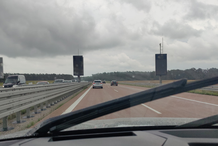 Die Verkehrszeichenerkennung ist an sich recht gut, funktionierte aber bei solchen elektronischen Signalanlagen nicht. (Foto: Friedhelm Greis/Golem.de) 