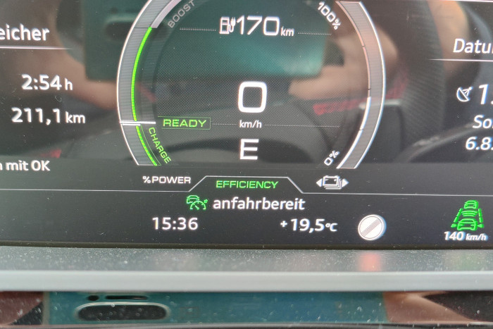 Stop-and-go-Verkehr im Stau beherrscht der Q8 E-Tron gut. Hilfreich ist der Hinweis auf die Anfahrbereitschaft. 